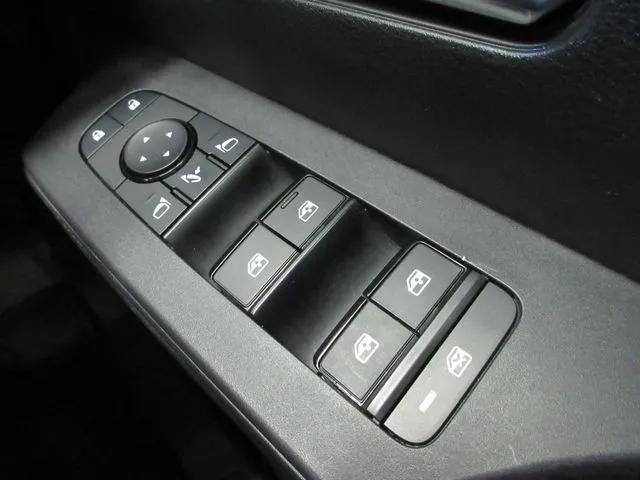 ニッサン　セレナ　４ＷＤ