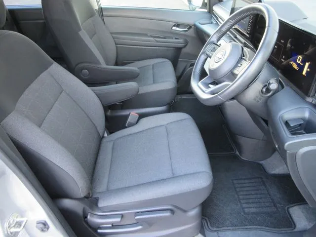 ニッサン　セレナ　４ＷＤ