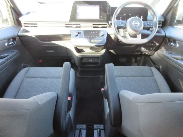 ニッサン　セレナ　４ＷＤ