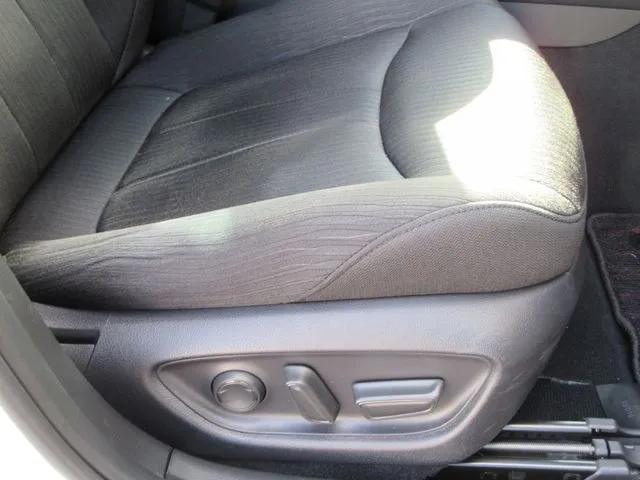 トヨタ　クラウン　セダン　ハイブリッド　４ＷＤ