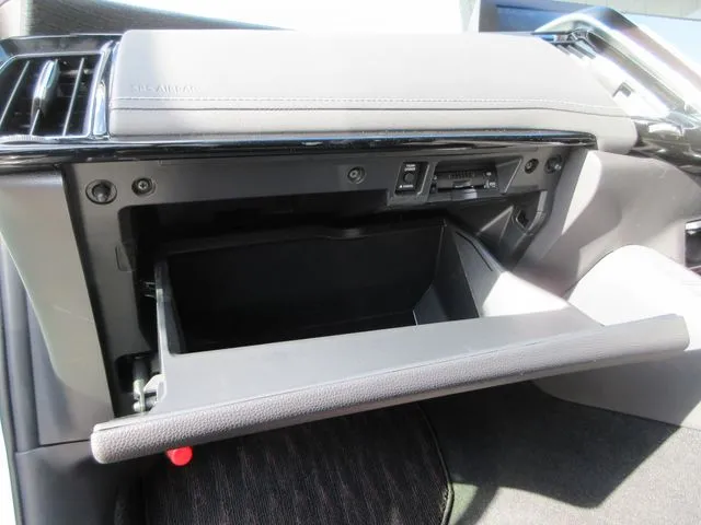 トヨタ　クラウン　セダン　ハイブリッド　４ＷＤ