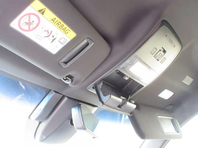 トヨタ　クラウン　セダン　ハイブリッド　４ＷＤ