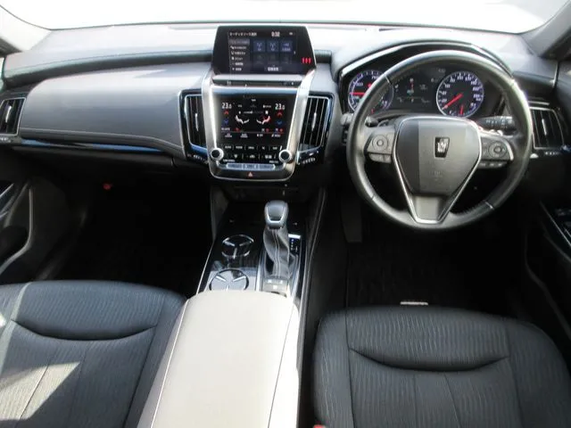 トヨタ　クラウン　セダン　ハイブリッド　４ＷＤ