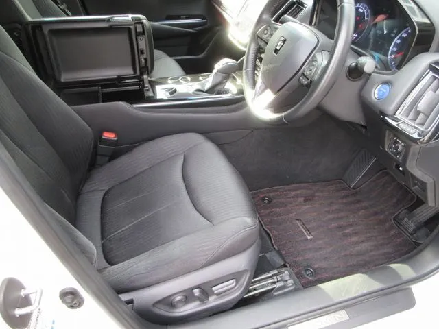 トヨタ　クラウン　セダン　ハイブリッド　４ＷＤ