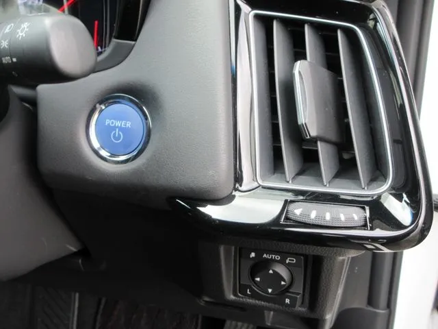 トヨタ　クラウン　セダン　ハイブリッド　４ＷＤ