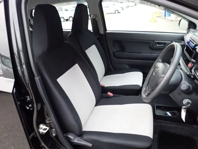 ダイハツ　ミラ　イース　４ＷＤ