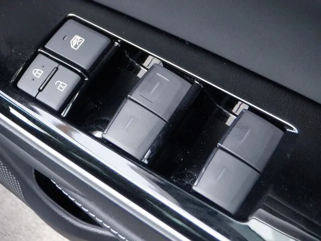 トヨタ　クラウン　セダン　ハイブリッド　４ＷＤ