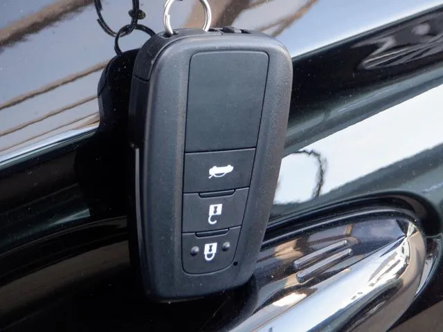 トヨタ　クラウン　セダン　ハイブリッド　４ＷＤ