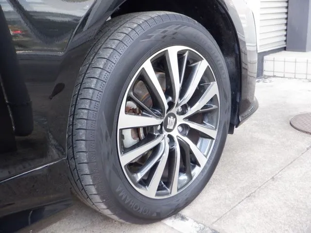 トヨタ　クラウン　セダン　ハイブリッド　４ＷＤ