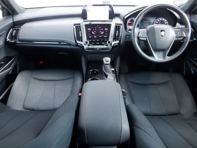 トヨタ　クラウン　セダン　ハイブリッド　４ＷＤ