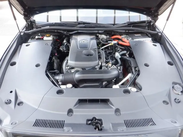 トヨタ　クラウン　セダン　ハイブリッド　４ＷＤ