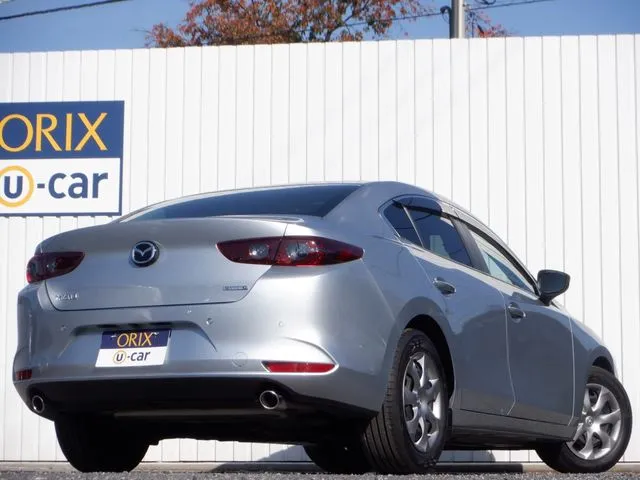 マツダ　ＭＡＺＤＡ３　セダン