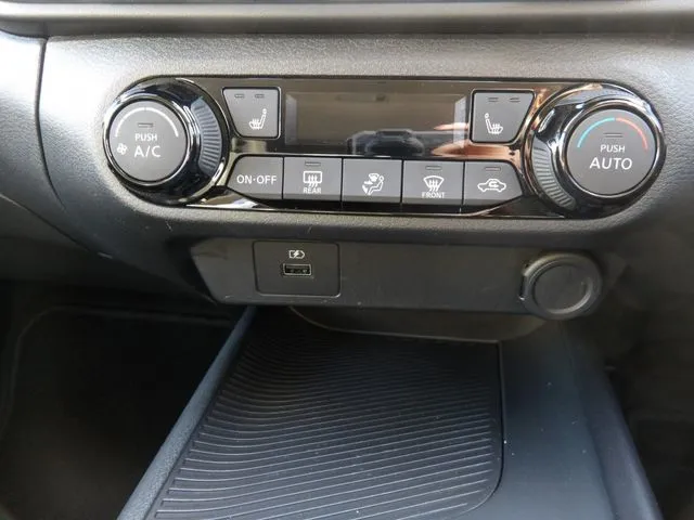 ニッサン　ノート　４ＷＤ