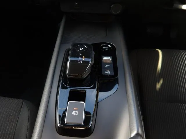 ニッサン　ノート　４ＷＤ