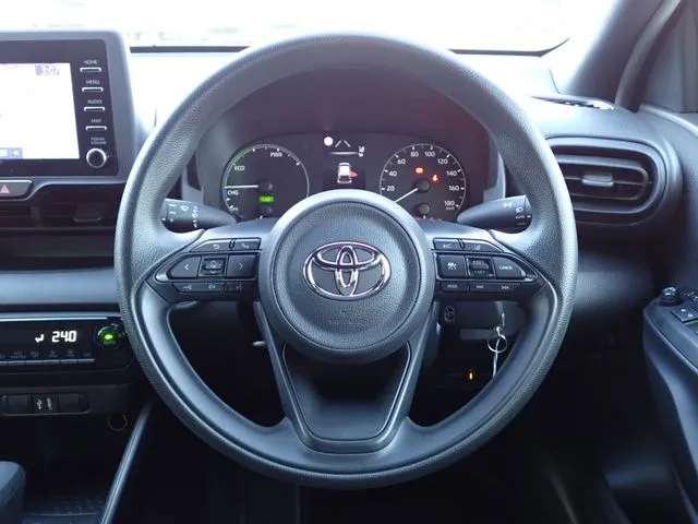 ヤリス　ハイブリッド（トヨタ）の車両写真