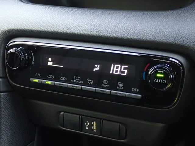 ヤリス　ハイブリッド（トヨタ）の車両写真