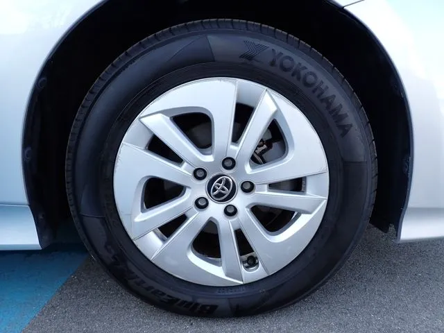 プリウス（トヨタ）の車両写真