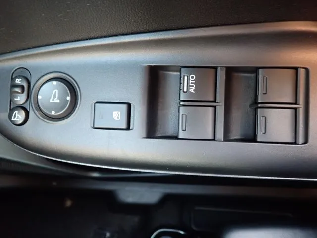 シャトル　ハイブリッド　４ＷＤ（ホンダ）の車両写真