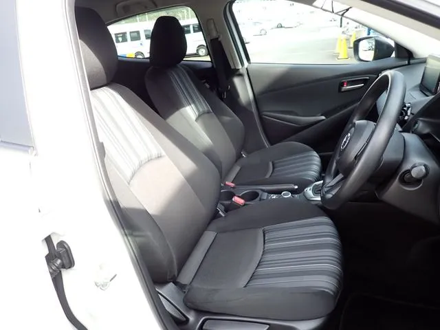 ＭＡＺＤＡ２（マツダ）の車両写真