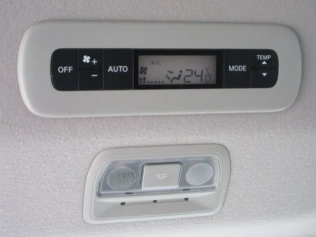 ニッサン セレナ 4WD