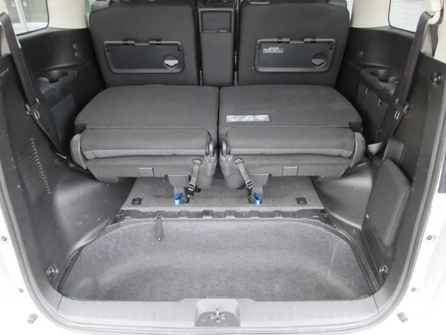 ニッサン セレナ 4WD