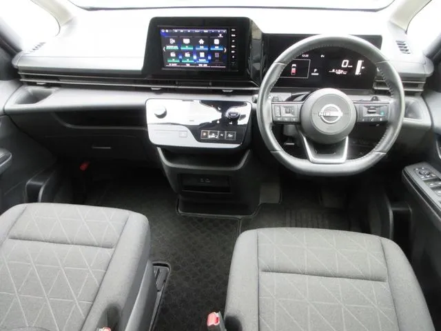 ニッサン セレナ 4WD