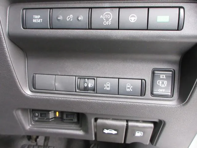 ニッサン セレナ 4WD