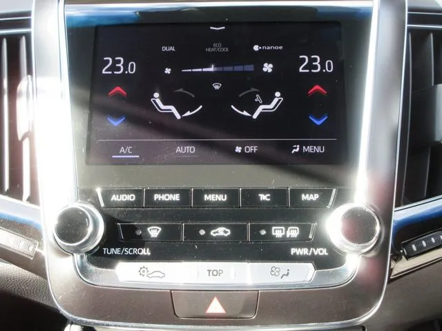 トヨタ　クラウン　セダン　ハイブリッド　４ＷＤ