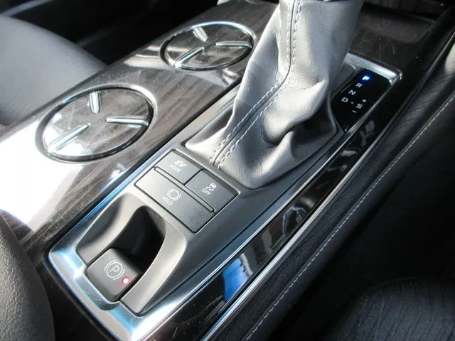 トヨタ　クラウン　セダン　ハイブリッド　４ＷＤ