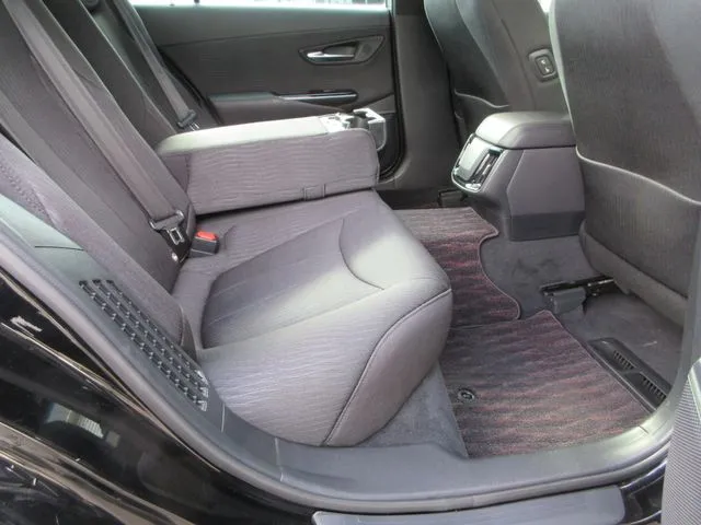 トヨタ　クラウン　セダン　ハイブリッド　４ＷＤ