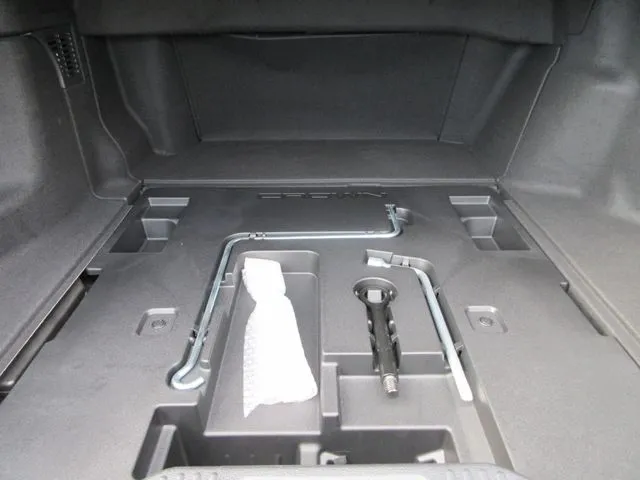 トヨタ　クラウン　セダン　ハイブリッド　４ＷＤ