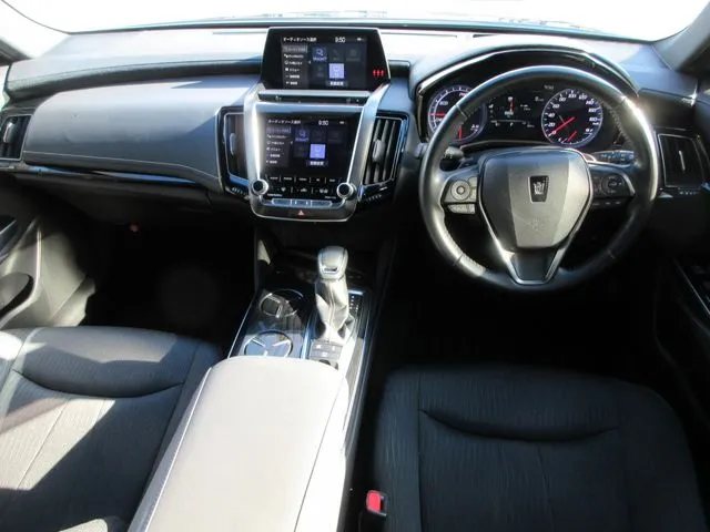 トヨタ　クラウン　セダン　ハイブリッド　４ＷＤ