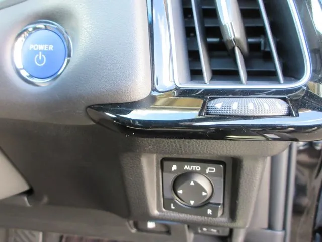 トヨタ　クラウン　セダン　ハイブリッド　４ＷＤ