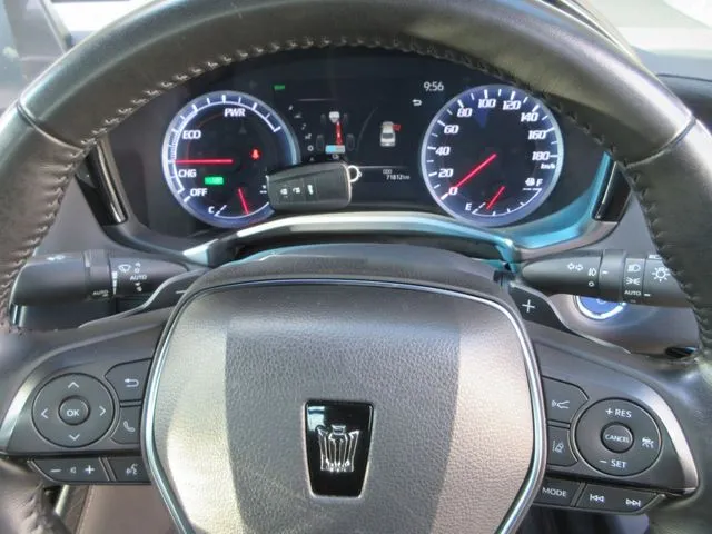 トヨタ　クラウン　セダン　ハイブリッド　４ＷＤ