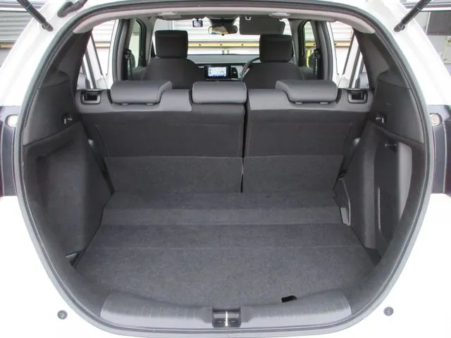 ホンダ　フィット　ｅ：ＨＥＶ　４ＷＤ