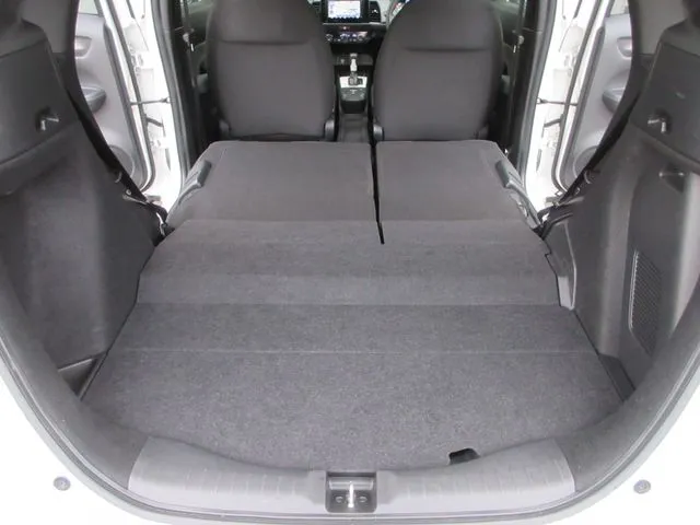 ホンダ　フィット　ｅ：ＨＥＶ　４ＷＤ