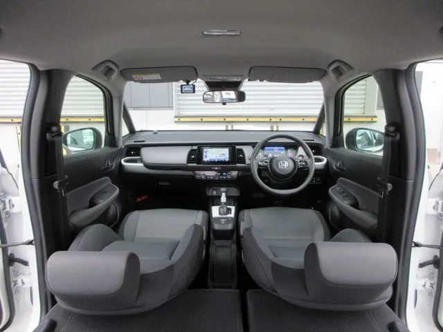 ホンダ　フィット　ｅ：ＨＥＶ　４ＷＤ