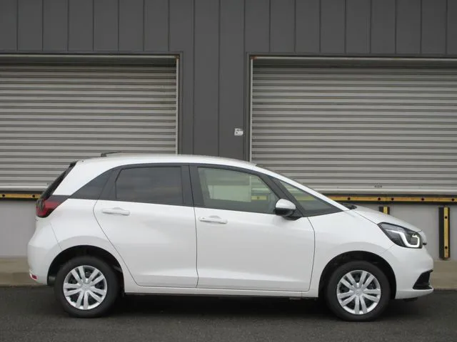 ホンダ　フィット　ｅ：ＨＥＶ　４ＷＤ