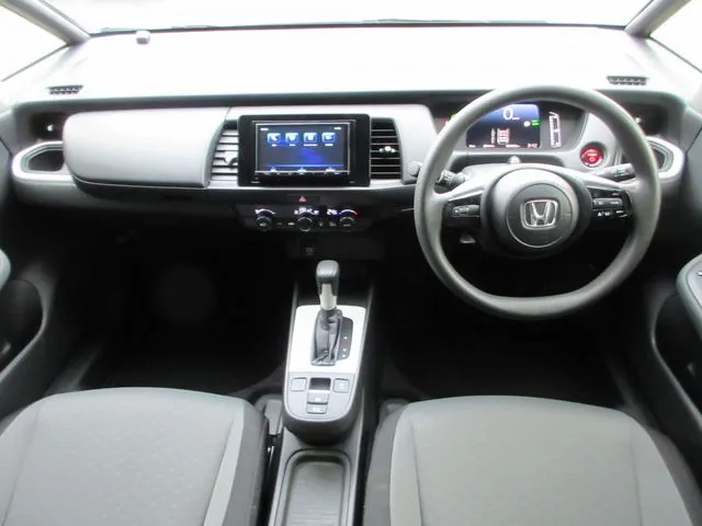 ホンダ　フィット　ｅ：ＨＥＶ　４ＷＤ