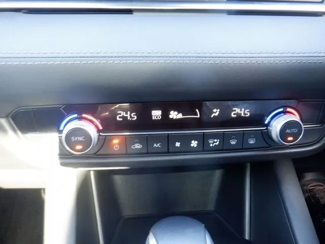 ＭＡＺＤＡ６　セダン（マツダ）の車両写真