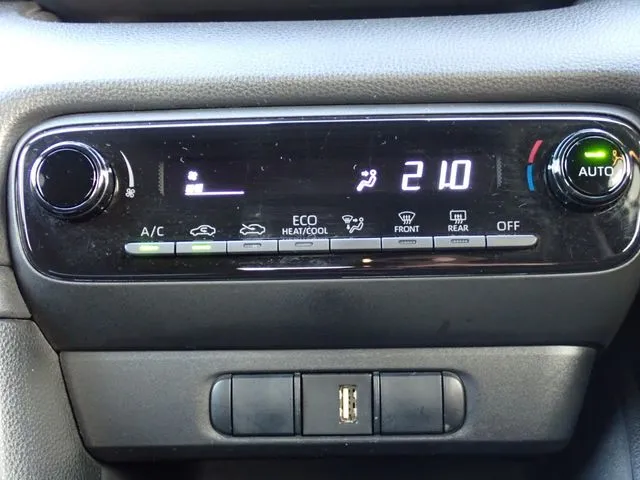 ヤリス　ハイブリッド（トヨタ）の車両写真