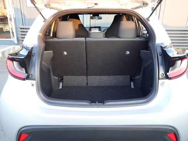 ヤリス　ハイブリッド（トヨタ）の車両写真