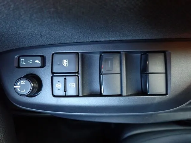 ヤリス　ハイブリッド（トヨタ）の車両写真