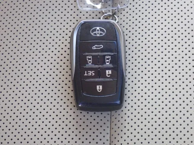 アルファード ハイブリッド 4WD(トヨタ)の車両写真