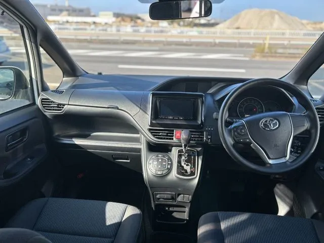 ヴォクシー(トヨタ)の車両写真