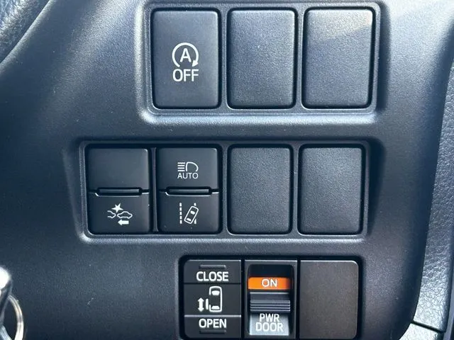 ヴォクシー(トヨタ)の車両写真