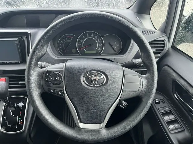 トヨタ　ヴォクシー　４ＷＤ