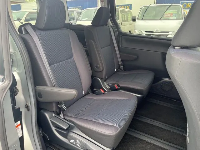 トヨタ　ヴォクシー　４ＷＤ