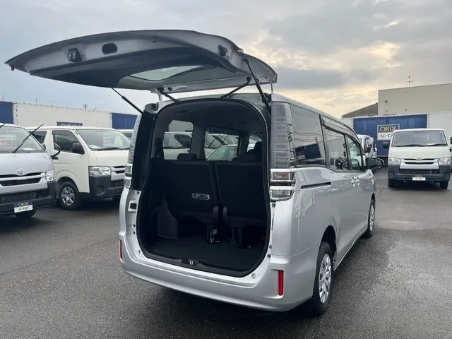 トヨタ　ヴォクシー　４ＷＤ