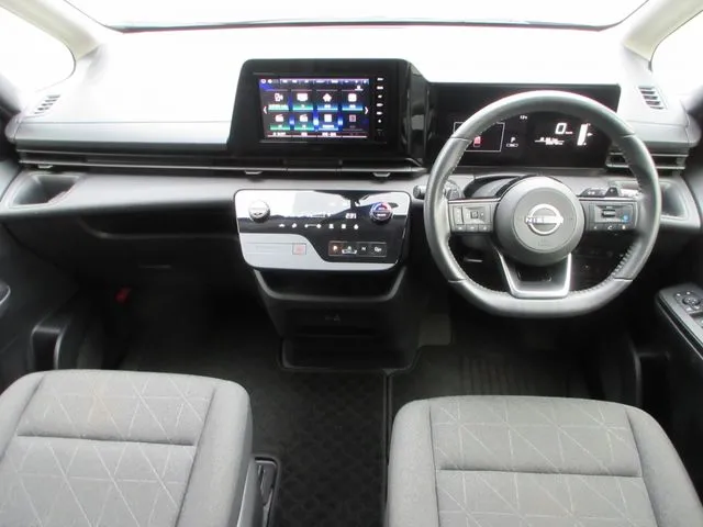 ニッサン　セレナ　４ＷＤ